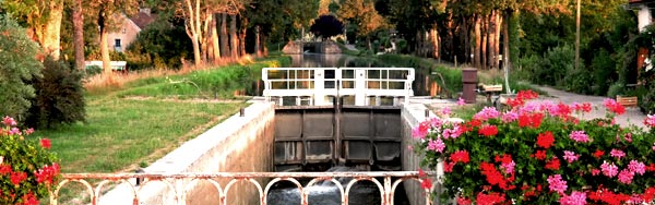 La Reine Pedauque passing a lock on the Burgundy canal